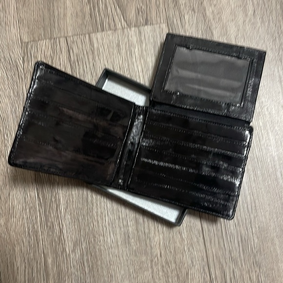 5/$25 Faux Black Leather Bi-Fold Flip out ID Unisex Wallet BNIB - Picture 3 of 5